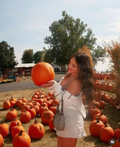 Pumpkin Poses Instagram, Pumpkin Patch Digital Camera, Pumpkin Patch Aesthetic Pictures, Cute Fall Poses For Instagram, Pumpkin Patch Pic Ideas, Poses For Pumpkin Patch Pictures, Pumpkin Patch Inspo Pics, Fall Instagram Story Ideas, Cute Pumpkin Patch Poses