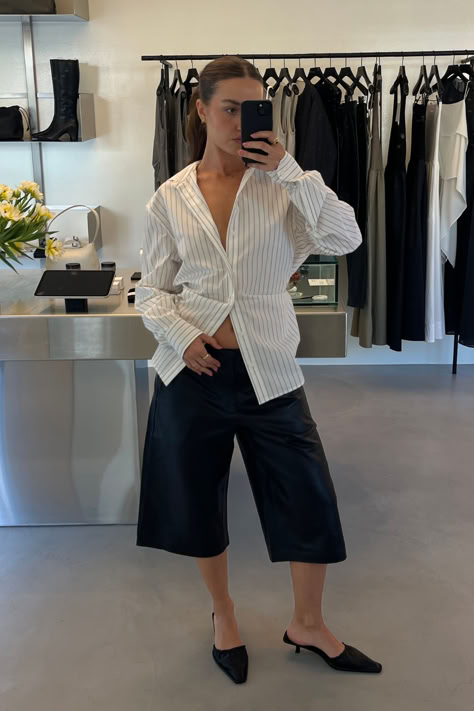 Fall Day Outfit Dressy, Striped White Shirt Outfit, Stone Clothes, Minimalist Outfit Ideas, Tailored Clothes, St Agni, Byron Bay Australia, Effortlessly Chic Outfits, Minimal Look