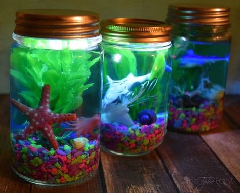 Looking for a fun craft to celebrate the new Disney/Pixar Finding Dory movie? Check out these Light Up Mason Jar Aquariums! Perlengkapan Bayi Diy, Fun Summer Crafts, Mason Jar Projects, Diy Bebe, Diy Jar Crafts, Summer Crafts For Kids, Mason Jar Crafts Diy, Jar Diy, Fun Craft