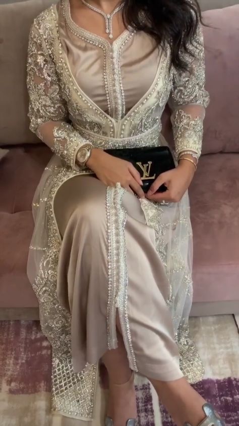 Arabic Dresses Modern, Arabic Dress Modern, Arabic Dress Modern Beautiful, Small Nikkah, Arab Clothes, Abaya Aesthetic, Middle East Style, Kaftan Fashion, Moroccan Kaftan Dress