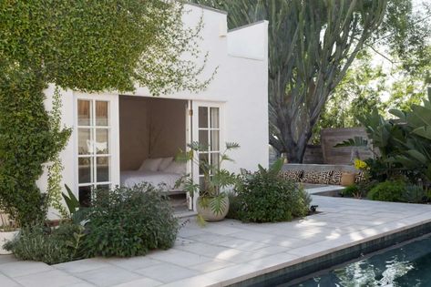 Garden Visit: Spanish Colonial-Style Made Modern in LA - Gardenista House With A Pool, Casas Coloniales, Spanish Style Homes, Family Garden, Spanish House, Spanish Colonial, Cool Landscapes, Colonial Style, Indoor Outdoor Living