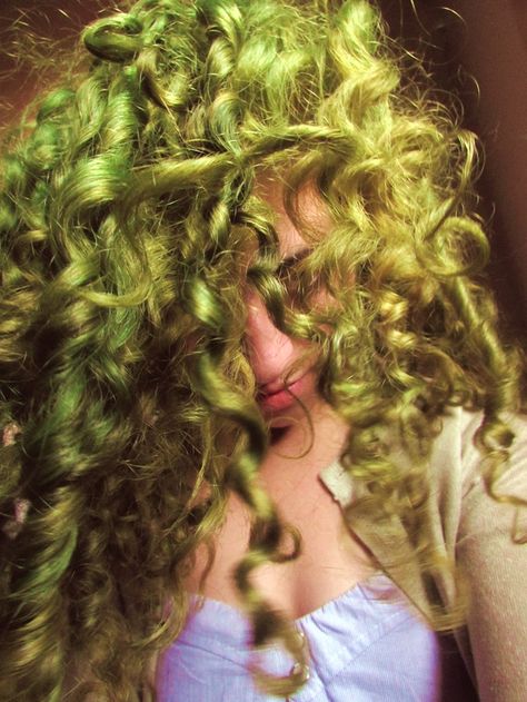 Dyed Curly Hair Green, Green Curly Hair Natural Curls, Green Hair Curly, Green Hair Highlights, Curly Green Hair, Green And Brown Hair, Yellow Green Hair, Green Dyed Hair, Green Hair Aesthetic