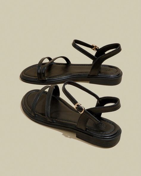 ✨Pre-order only, sizes 35 - 43✨ Designer Flat Sandals, Strap Sandals Flat, Black Sandals Flat, My Style Bags, Womens Black Flats, Shoes Hack, Dressy Sandals, Footwear Design Women, Womens Sandals Flat