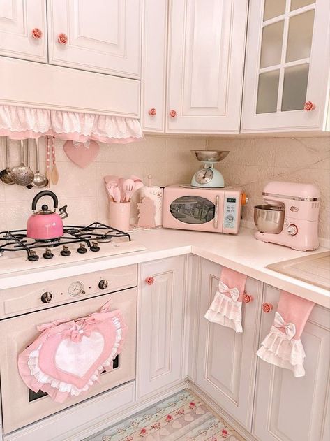 Cocina Shabby Chic, Layout Kitchen, Chic Kitchen Decor, Pink Kitchen Decor, Makeover Kitchen, Cabinets Makeover, Shabby Chic Kitchen Decor, Wallpaper Kitchen, Budget Kitchen