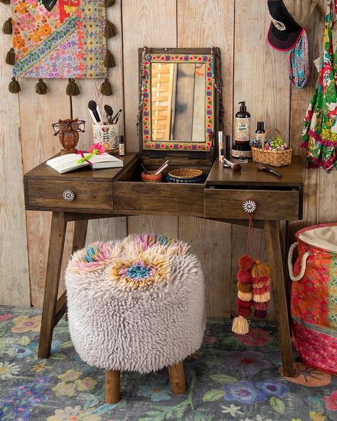 Boho Vanity, Colorful Boho Home, Boho Bedrooms, Work Places, Indian Room, Fall Coffee Table, Make Up Desk Vanity, Bedroom Decor Inspiration, Boho Home Decor