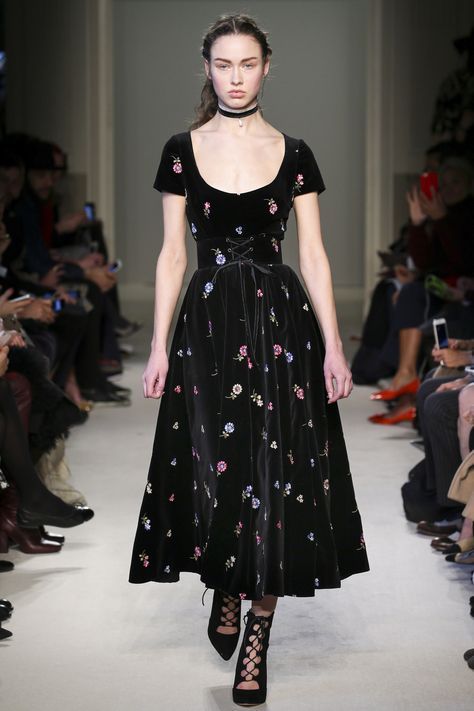 Adorable Black Scoop Neck Line Dress with a Criss Cross Waist by Luisa Beccaria, Look #24 Luisa Beccaria, Couture Mode, Mode Inspo, Date Outfits, Mode Vintage, Looks Style, Fall 2016, Looks Vintage, Fancy Dresses