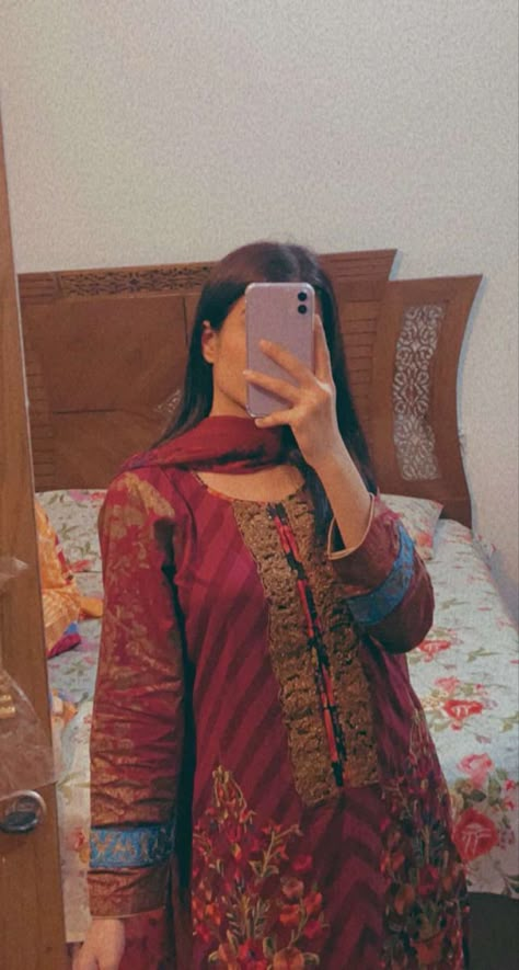 Girl Pictured In A Mirror Pakistani, Pakistani Girls Dps, Celebrity Children, Stylish Dpz, Nyc Girl, Best Pose For Photoshoot, Simple Pakistani Dresses, Classy Photography, Celebrity Kids