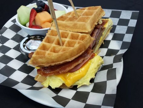 11 Insane Breakfast Dishes in Las Vegas Las Vegas Breakfast, Vegas Breakfast, Las Vegas Eats, Breakfast Diner, Las Vegas Food, Breakfast Cafe, Vegas Food, Breakfast Specials, Breakfast Places