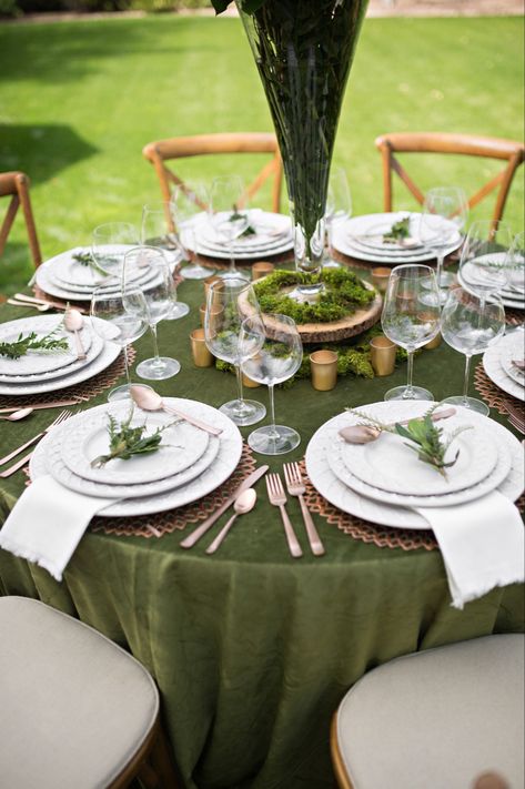 Table Set Green, Table Setting Round Table, Round Table Setting Ideas, Green Dinner Table, Round Table Settings, Green Table Settings, Green Tablescape, Tablescapes Spring, Moss Centerpieces