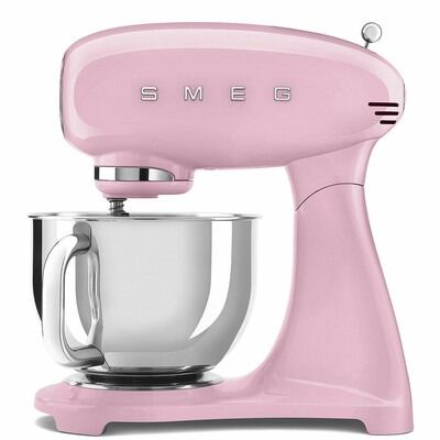 Full color stand mixers - Smeg Pink Smeg, Smeg Stand Mixer, Pink Kitchen Appliances, Retro Style Aesthetic, Retro Kitchen Appliances, Smeg Appliances, Tiny Cakes, Retro Appliances, Stand Mixers