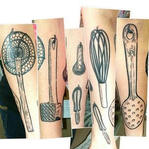 Des ustensiles de cuisine. | 36 idées de tatouages pour les gourmands Utensil Tattoo, Cook Tattoos, Foodie Tattoo, Pastry Tattoo, Culinary Tattoos, Blood Tattoo, Chef Tattoo, Mario Tattoo, Food Tattoos