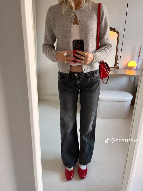 Slacks Aesthetic, Work Clothes Winter, Outfits With Grey Cardigan, Low Rise Jeans Outfit, Chica Chola, Red Ballerinas, Office Vibes, Ballerina Outfit, Look Legging