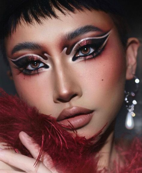 xiaoyuan_joshua on insta Retro Futuristic Makeup, Avant Garde Makeup Creative, School Eyeliner, Avante Garde Makeup, Haute Couture Makeup, Graphic Eyeshadow, Glam Rock Makeup, Weird Makeup, Bratz Makeup