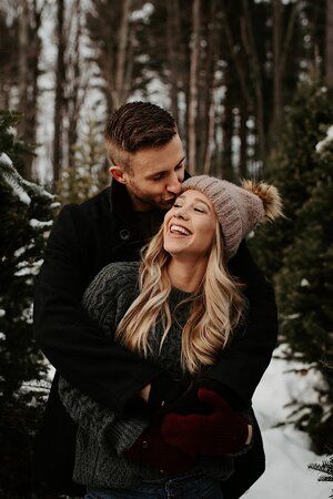 Winter Photoshoot Engagement, Boyfriend Girlfriend Christmas Pictures, Indoor Save The Date Photos, Winter Photoshoot With Boyfriend, Couple Winter Outfits Photo Ideas, Family Photo Ideas Winter, Cozy Winter Engagement Photos, Winter Engagement Pictures Ideas, Save The Date Winter Photo Ideas