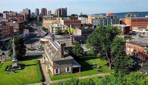 Moving in New York City: Guide to NYC Suburbs Nyc Suburbs, New York Suburbs, Metro North Railroad, Long Island Railroad, New York City Guide, Lions Gate, Bergen County, Nyc Skyline, Financial District