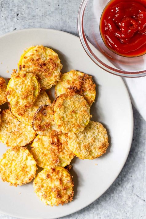 Air fryer squash is so easy and crispy! This recipe cooks up in less than 10 minutes and is crunchy and a delicious side dish. This air fried summer squash is a genius way to use any zucchini or yellow squash you have. Air Fried Yellow Squash Recipes, Air Fryer Squash, Fried Squash Recipes, Fried Yellow Squash, Cooking Yellow Squash, Squash Chips, Squash Fries, Squash Fritters, Yellow Squash Recipes