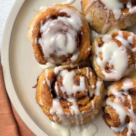 Protein Cinnamon Rolls Greek Yogurt Cinnamon Rolls, Overnight Oats With Water, Protein Cinnamon Rolls, Healthy Cinnamon Rolls, Cinnamon Breakfast, Cinnamon Bun Recipe, Baked Oatmeal Cups, Dairy Free Cream Cheese, Protein Muffins