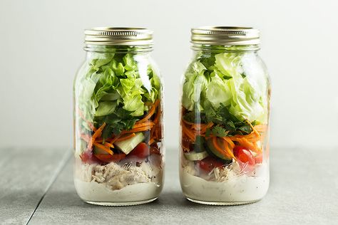 Mason Jar Salad Chicken And Dressing, Picnic Salad, Salad Jars, Jar Salad, Tomato Chicken, Romaine Salad, Pomegranate Salad, Mason Jar Salad, Mason Jar Meals