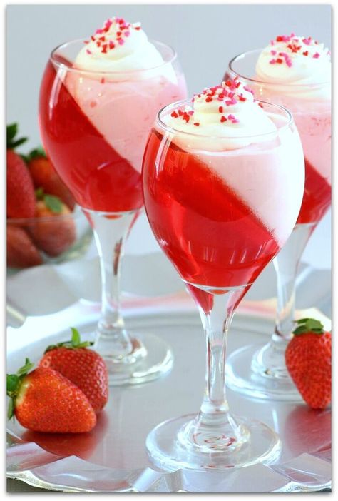 jello3 Valentines Jello Desserts, Dessert St Valentin, Jello Parfait, Whip Recipes, Valentine Dessert, Vday Party, Beautiful Drinks, Valentines Recipes Desserts, Parfait Recipe