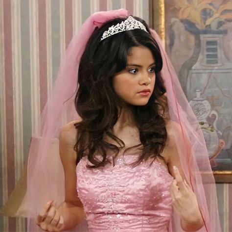 Selena Aesthetic, 2000s Girl, Wizards Of Waverly, Selena Gomez Cute, Alex Russo, Princess Movies, Wizards Of Waverly Place, Waverly Place, Celebrity Halloween Costumes