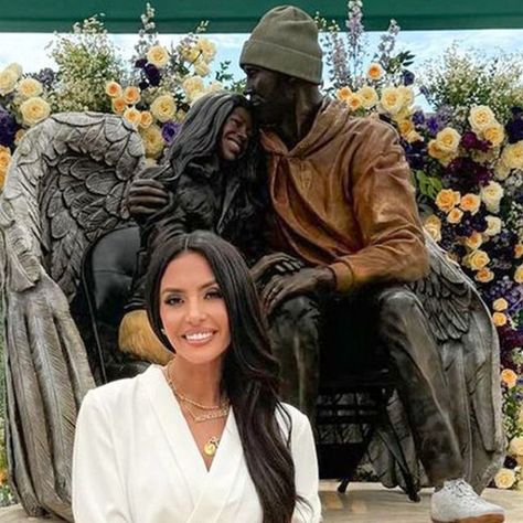 People Magazine on Instagram: "A new sculpture outside Crypto.com Arena in Los Angeles is honoring the special bond shared between the late Kobe Bryant and his daughter Gianna and their enduring legacy. 💜  Read more about this in our bio link. | 📷: Instagram" 2001 Nba Finals, Caeleb Dressel, Kobe Bryant Daughters, Bryant Basketball, Kobe Bryant Family, Kobe Bryant Nba, Cute Converse, Allen Iverson, Olympic Sports