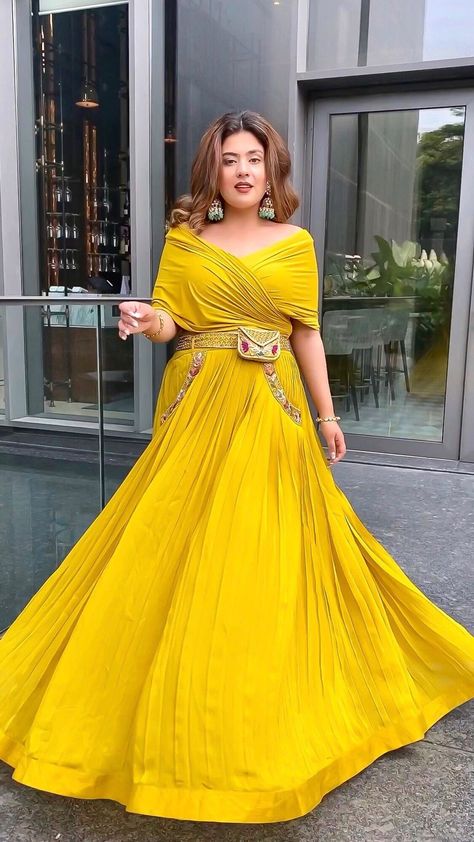 Haldi Dress Ideas, Gorgeous Lehenga, Dress Designing Ideas, Haldi Dress, Indian Bridesmaid Dresses, Haldi Outfits, Function Dresses, Mehendi Outfits, Dress Designing