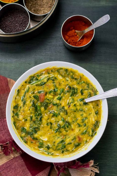 This mildly spiced, creamy version of Spinach and Tomato Dal (Dal Palak) makes for a delicious and nutritious main course served with hot cooked rice. #spinach #vegetarianrecipes via @simmertoslimmer Dal Palak Recipe, Spinach Dal, Dal Recipes, Paneer Dishes, Hearty Dinner Recipes, Easy Vegetarian Dinner, Ayurvedic Recipes, Easy Indian Recipes, Dal Recipe