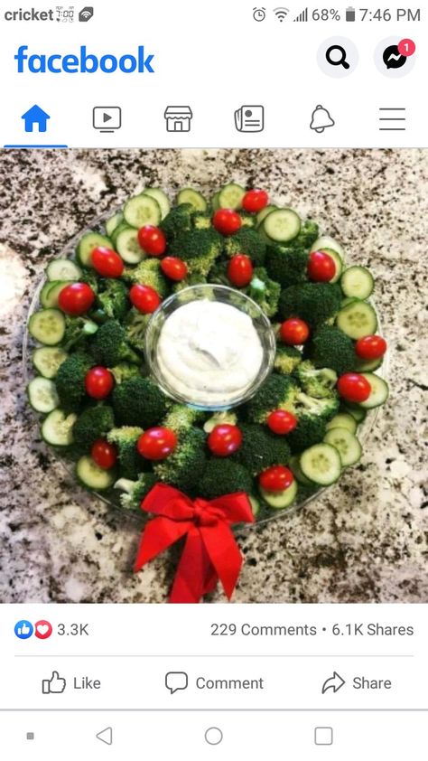 Tree Veggie Tray, Veggie Wreath, Christmas Tree Veggie Tray, Christmas Fun Food, Edible Wreath, Christmas Veggie, Christmas Veggie Tray, Make Ahead Christmas Appetizers, Cool Snacks