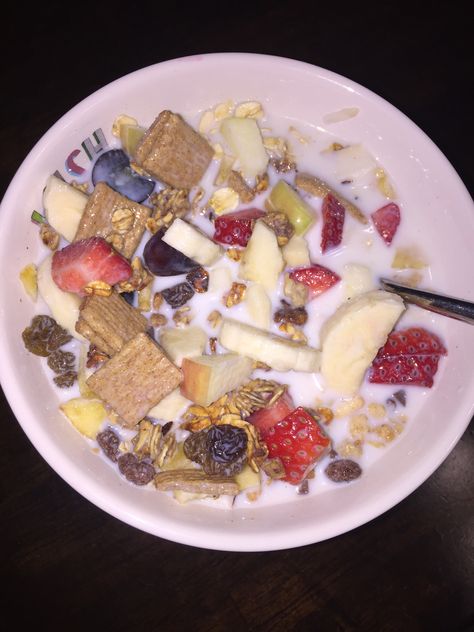 Fresh fruits, raisins, oats, cinnamon crunch cereal, almond milk= love ❤️ Strawberry Crunch Apples, Apple For Breakfast, Breakfast With Milk, Muesli Breakfast, Milk Cereal, Strawberry Water, Strawberry Crunch, Apple Breakfast, Cinnamon Crunch