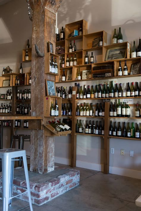 Natural Wine Bar Interior, Italian Wine Bar Interior, Wine Cafe Interior, Natural Wine Shop, Wine Bar Decor Ideas, Wine Bar Ideas Restaurants, Italian Bar Design, Wine Shop Interior Design, Wine Bar Interior Design