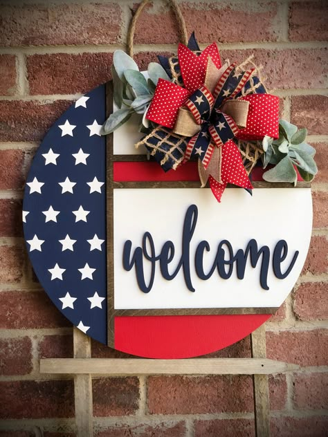 Patriotic Door Wreath, Patriotic Door Hanger, Welcome Door Hanger, Door Hangers Diy, 4th July Crafts, Hanger Decor, Wooden Signs Diy, Door Signs Diy, Wood Wreath