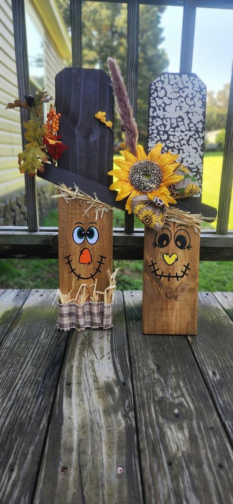 About 2ft tall scarecrow set Wooden Scarecrow Faces, Fall Decor Outside, Scarecrow Faces, Wooden Scarecrow, Halloween Ghost Craft, Wood Scarecrow, Primitive Scarecrows, Scarecrow Face, Scarecrow Crafts