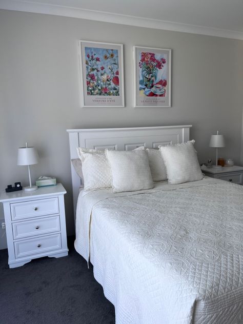 White Frame Bedroom Ideas, White Full Bed Frame, White Bed Frame Queen, White Bed White Walls, White Bed Frame Aesthetic, Frame Above Bed, White Bed Frame Bedroom Ideas, White Headboard Bedroom, Bed Frame Wall