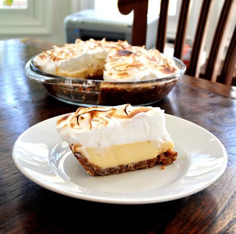 This Key Lime Meringue Pie is the combination of two classic pies that come together wonderfully in this deliciously sweet and tart combination! Key Lime Meringue, Key Lime Meringue Pie, Lime Meringue Pie, Lime Meringue, Dessert Pies, Lime Pie Recipe, Meringue Pie Recipes, Meringue Recipe, California Food