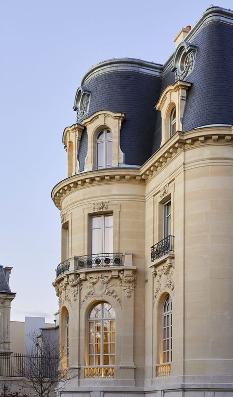 French Hotel, Ribbed Vault, Architecture Styles, Classical Building, Reims France, Victoria House, Mansard Roof, Gothic Cathedrals, Neoclassical Architecture