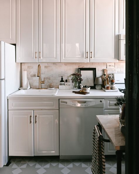 Backsplash Kitchen White Cabinets, Stick Tile Backsplash, Peel Stick Backsplash, Peel And Stick Backsplash, Peel And Stick Floor, Smart Tiles, Diy Backsplash, Outdoor Home Decor, Stick Backsplash