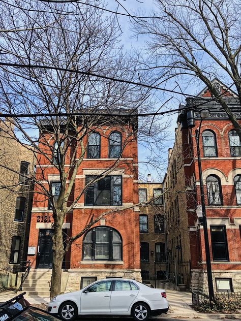 Modern red brick apartment building in the Lincoln Park neighborhood of Chicago with rounded bay windows | Domu Chicago Apartments Red Brick Apartment Exterior, Small Brick Apartment, Tiny Apartment Building, Victorian Apartment Building, Chicago Apartment Exterior, Brick Apartment Exterior, La Apartment Exterior, Small Apartment Building Exterior, Small Apartment Exterior