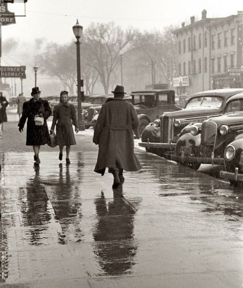 U.S. Shoppers on a wet winter day in the business district of Iowa City, Feb 1940 1940s Photos, Black And White City, People Walking, Black And White Artwork, Walking In The Rain, Iowa City, Business District, City Photography, Documentary Photography