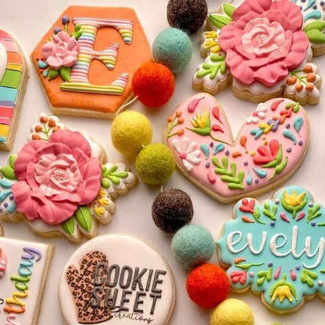 Fiesta Wedding Cookies, Fiesta Cookies Decorated, 40th Fiesta, Mayo Cookies, Fiesta Cookies, Avocado Birthday, Heart Cookies Recipe, Wedding Cookies Decorated, Kawaii Cookies