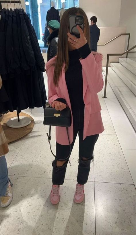 Triple Pink Dunks: How To Style Them Like a Fashionista Dunk Rose, Pink Dunks Outfit, Triple Pink Dunks, Zara Drop, Pink Dunks, Dunks Outfit, Zara Drip, Charli Damelio Photos, Black Leggings Outfit