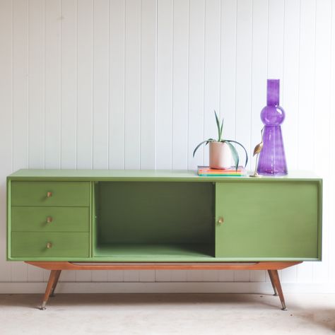 Retro Green Furniture, Painted Mid Century Furniture, Dresser Scandinavian, Firelink Shrine, Attic Furniture, Upcycled Furniture Before And After, Green Painted Furniture, Furniture Makeover Inspiration, 1950s Furniture