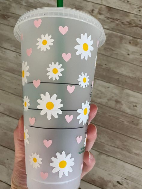 Daisy Spring Starbucks Tumbler Colorful Logo Ideas, Copo Starbucks, Green Starbucks, Reusable Starbucks Cup, Starbucks Cup Design, Starbucks Cup Art, Cute Coffee Cups, Custom Starbucks Cup, Colorful Logo