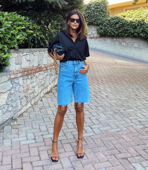 Nazife Özcan na Instagramu: "Today✌🏼" Denim Bermuda Shorts Outfit, Envy Clothing, Ny Outfits, Denim Shorts Outfit, Bermuda Jeans, Casual Chic Outfit, Looks Chic, Spring Summer Outfits, Look Fashion