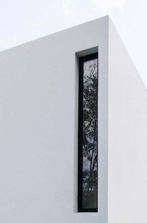 Garcias’ House / Warm Architects Concrete Staircase, Minimal Architecture, Modern Window, White Building, Minimalist Architecture, Facade Design, Facade House, Window Design, Interior Design Projects