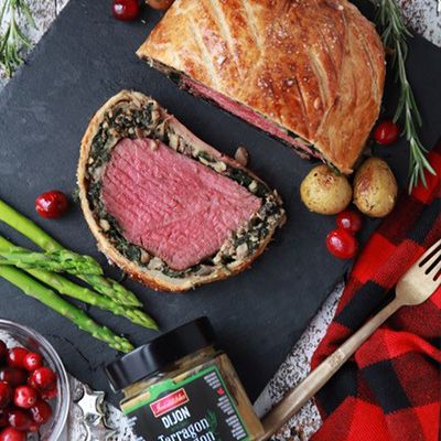 Boeuf Wellington de Max L'Affamé | Metro Christmas Hampers, Savoy Cabbage, Beef Meat, Beef Wellington, Angus Beef, Chocolate Gifts, Hearty Meals, Smoked Salmon, Decadent Desserts