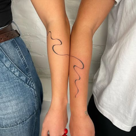 Connecting Matching Tattoos, Tattoos That Connect, Connecting Line Tattoo, Matching Connecting Tattoos, Matching Tattoos That Connect, Swirly Line Tattoo, Shared Tattoo Ideas, Line Matching Tattoo, Matching Tattoo For 3