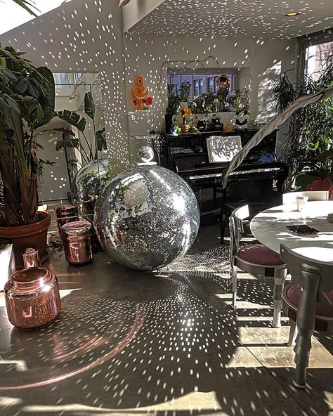 Disco Ball Decorations, Interior Decorating Tips, Aesthetic Room Ideas, Modern And Traditional Decor, Small Room Decor, Interior Decorating Styles, Funky Furniture, House Room, Decor Home Living Room