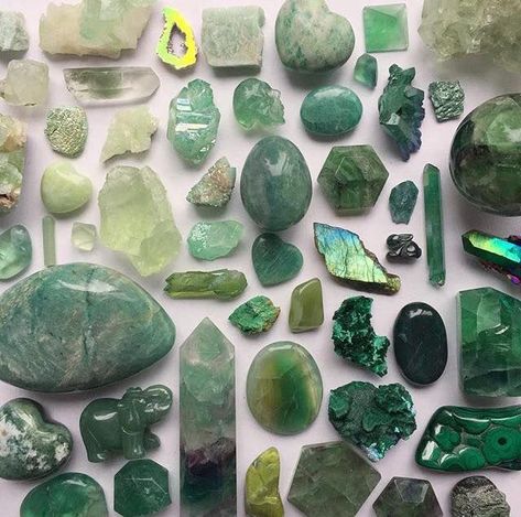 green! Green Crystals Aesthetic, Types Of Rocks, Crystals Aesthetic, Crystal Vibes, Crystal Aesthetic, Slytherin Aesthetic, Pretty Rocks, Cool Rocks, 수채화 그림