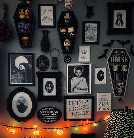 Spooky Bedroom Aesthetic, Halloween Themed Bedroom, Horror Bedroom, Spooky Bedroom, Glamorous Halloween, Gypsum False Ceiling, Horror Room, False Ceiling Designs, Gothic Decor Bedroom