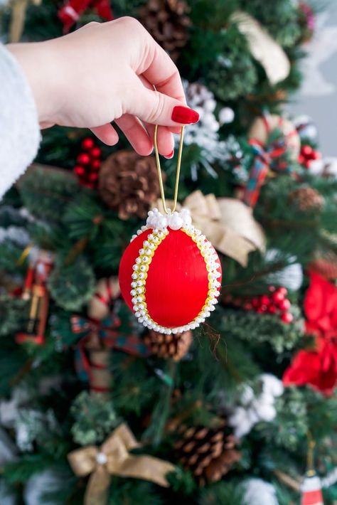 DIY: How to Make Hand Made Push Pin Beaded Ornaments | Connecticut Fashion and Lifestyle Blog | Covering the Bases Satin Balls, Christmas Ornament Balls, Christmas Ball Ornaments Diy, Pin Ornaments, Beaded Ornaments Diy, Beaded Christmas Decorations, Free Jewellery Making Tutorials, Sequin Ornaments, Christmas Beads